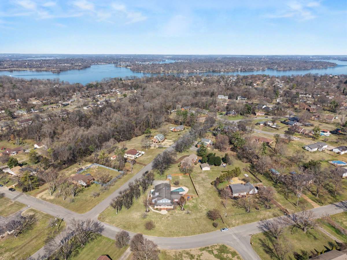 Beautiful Old Hickory Lake nearby!