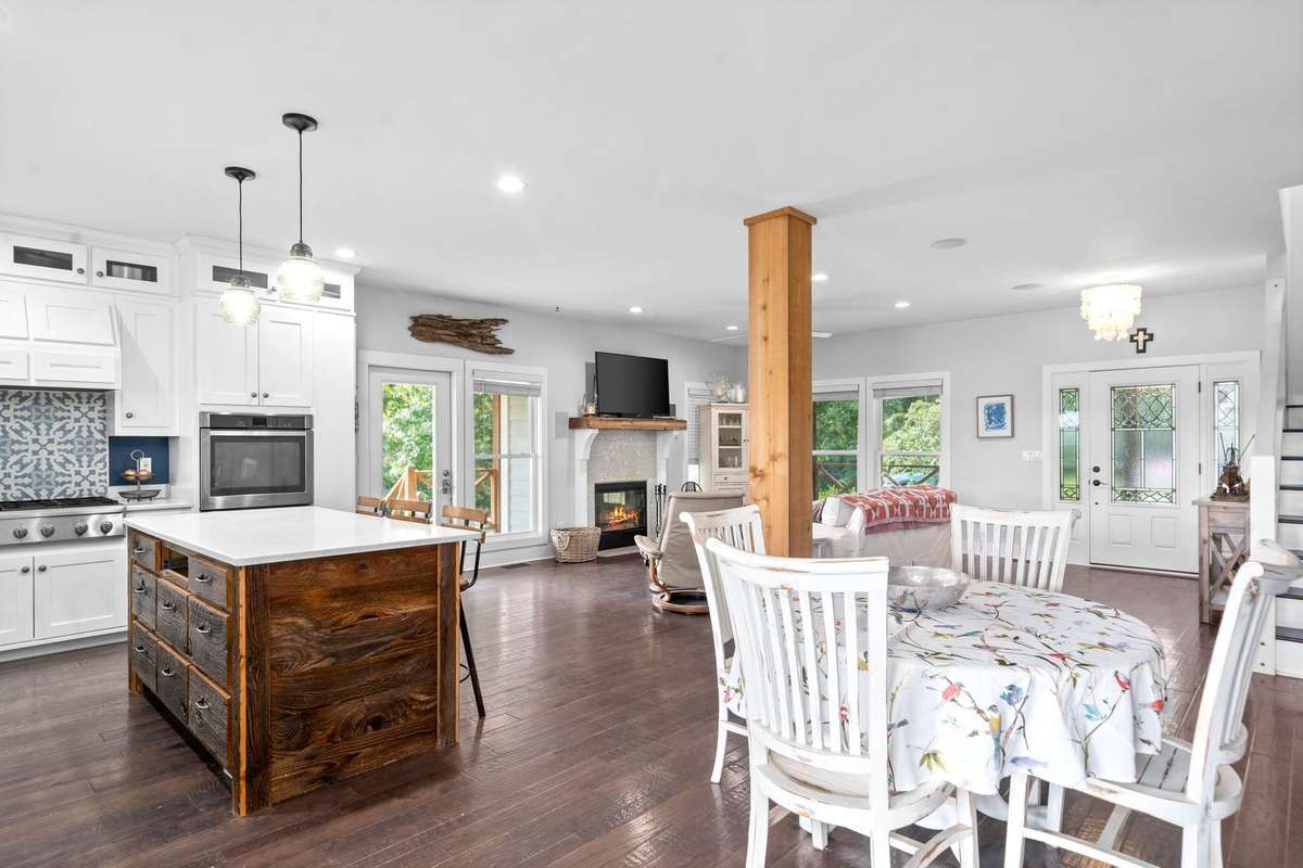 Breakfast Bar in eat in kitchen