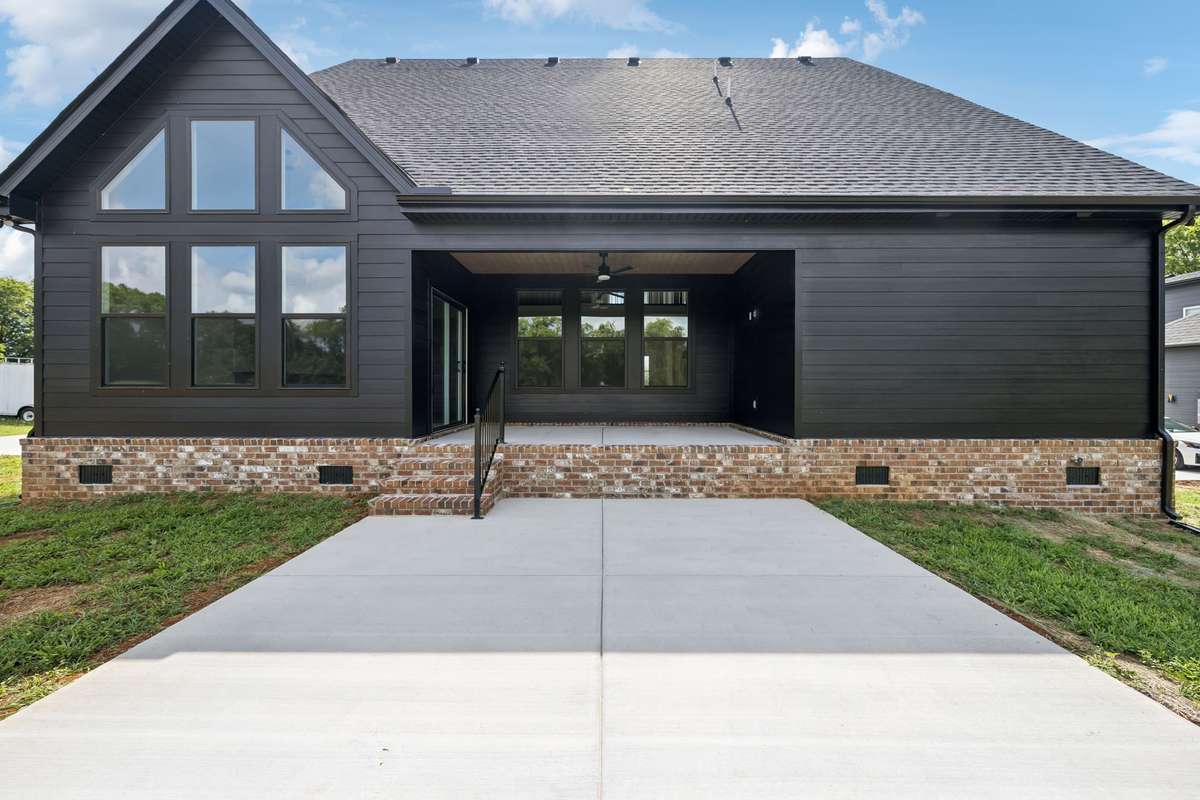 Photos of real pics of a home that was built in Bell Buckle,  buyers will have the option to make their interior and exterior selections.