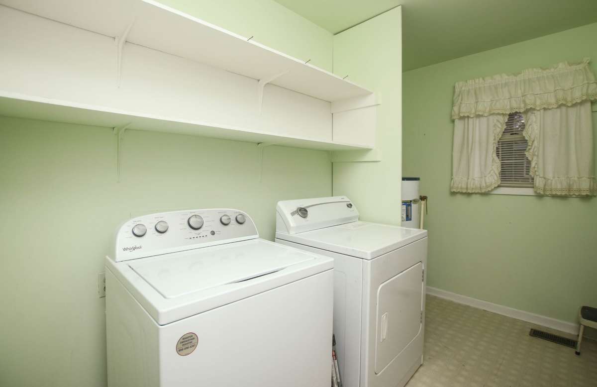 Laundry hook ups. Appliances do not stay