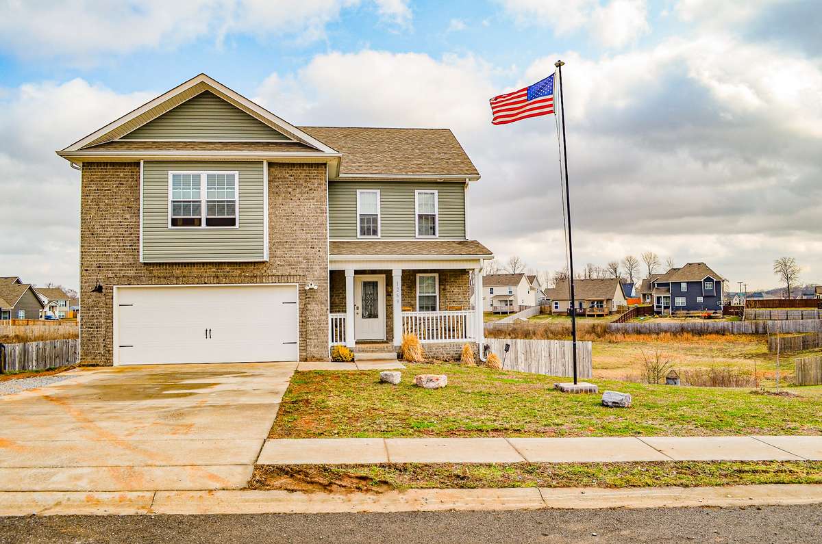 Country Living in the City, Welcome to 1269 Bailywick Dr, Clarksville, TN. Located near Exit 1 off I-24.