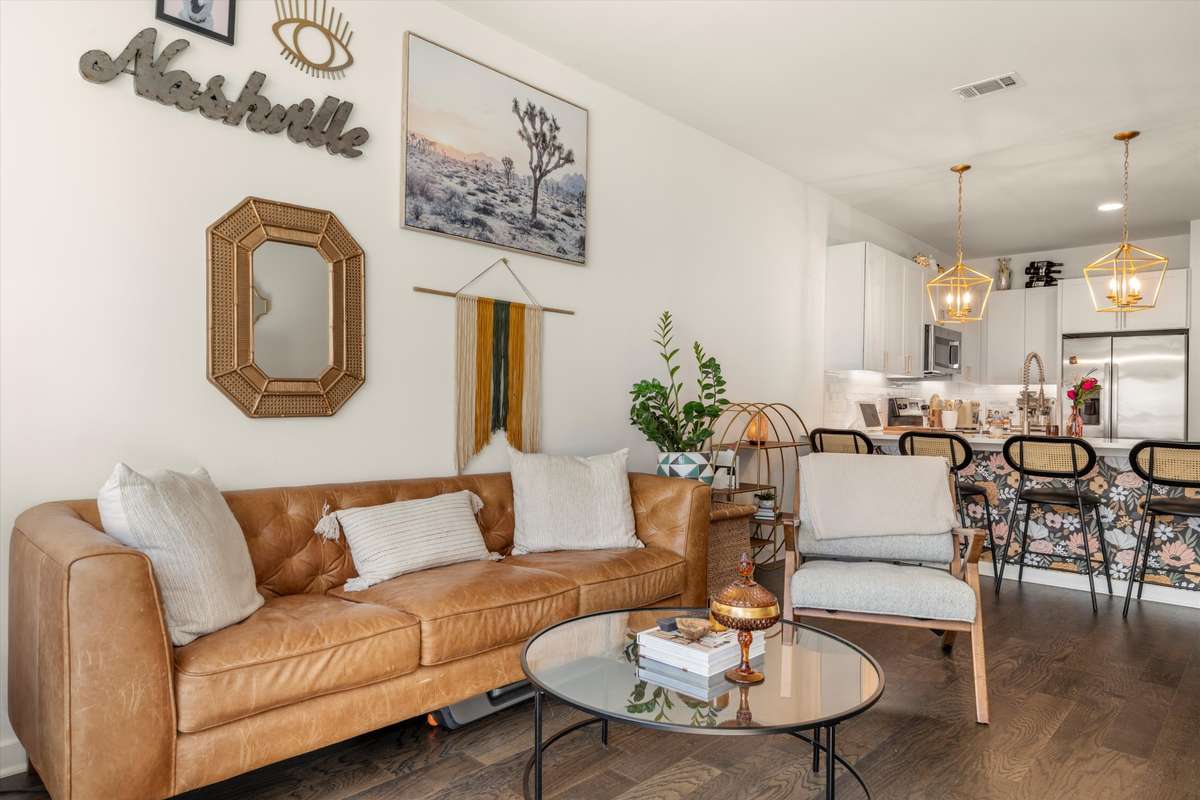 OPEN FLOOR PLAN WITH TONS OF NATURAL LIGHT THROUGHOUT