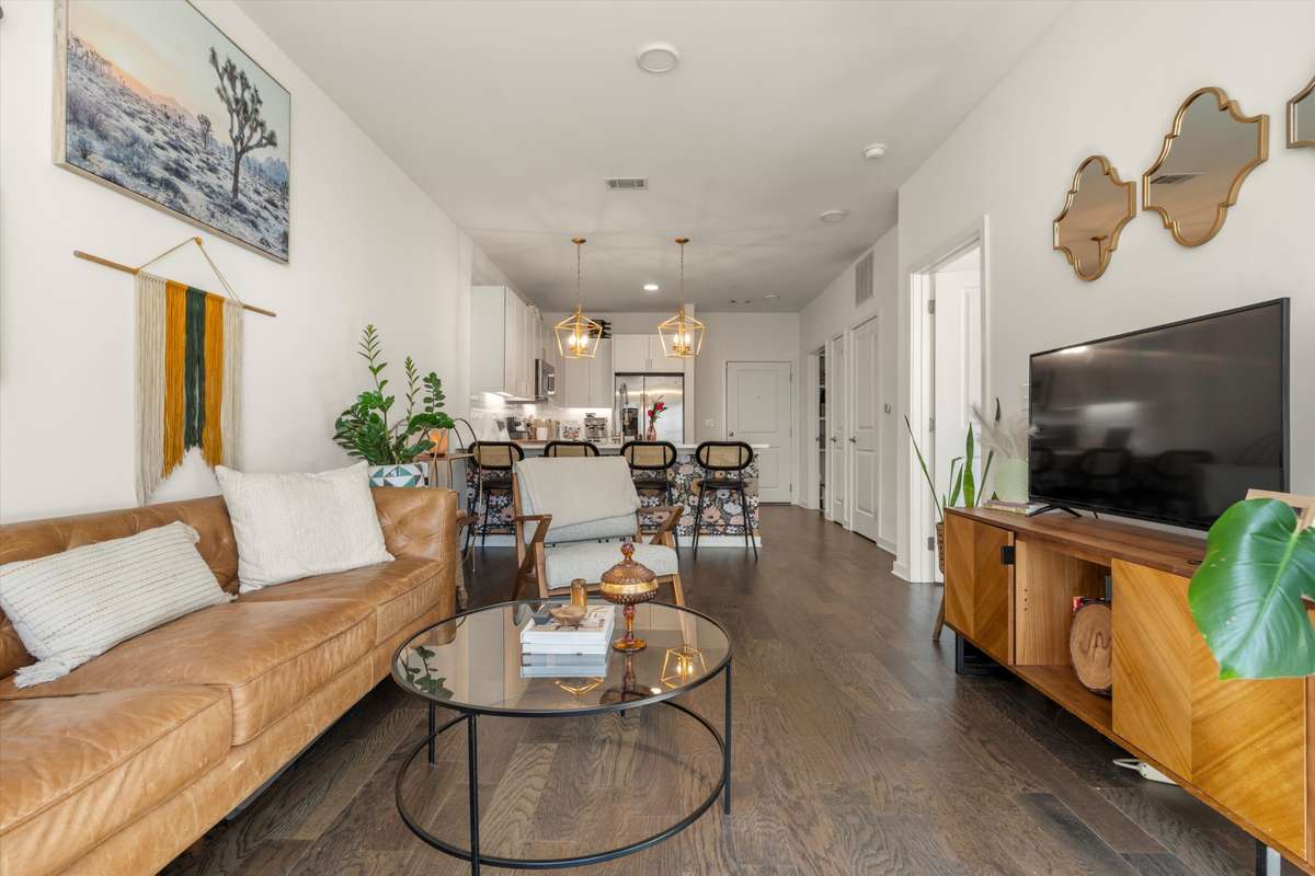 HARDWOOD FLOORS — TALL CEILINGS