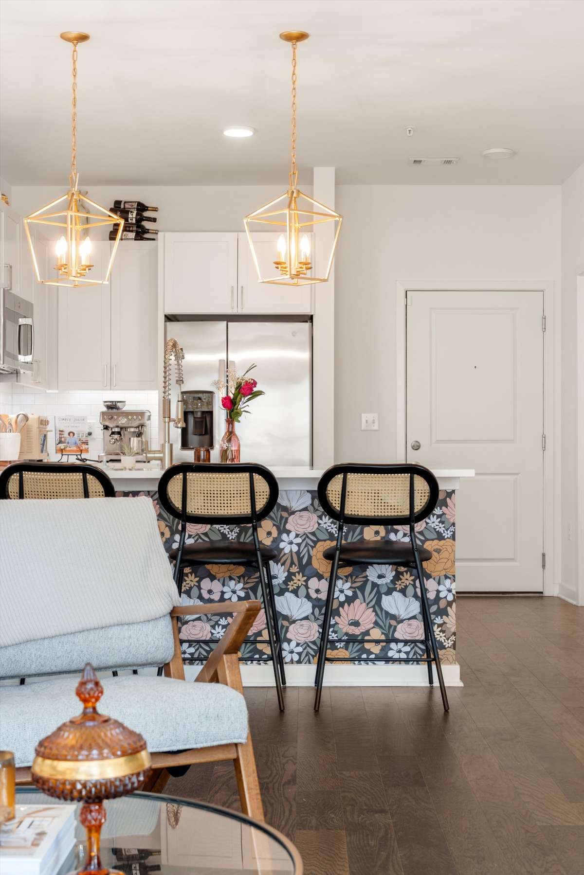 BEAUTIFUL WALLPAPER DETAIL AND LIGHT FIXTURES