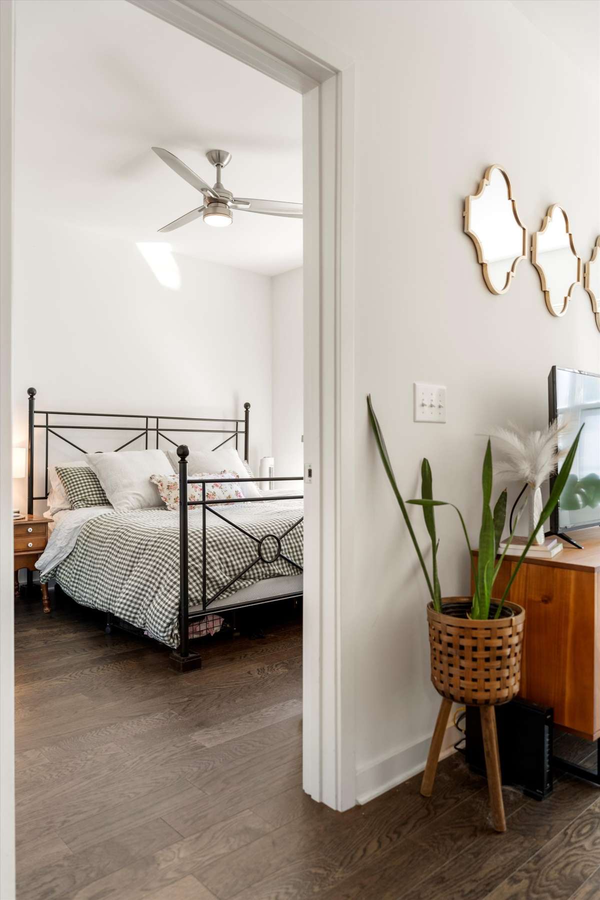 1 BEDROOM WITH LARGE WALK-IN CLOSET AND FULL BATHROOM