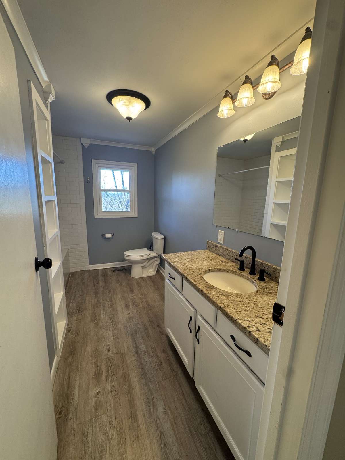 MAIN BATHROOM UPSTAIRS