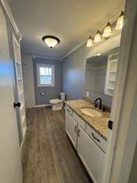 MAIN BATHROOM UPSTAIRS