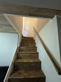 STAIRCASE TO UPSTAIRS
