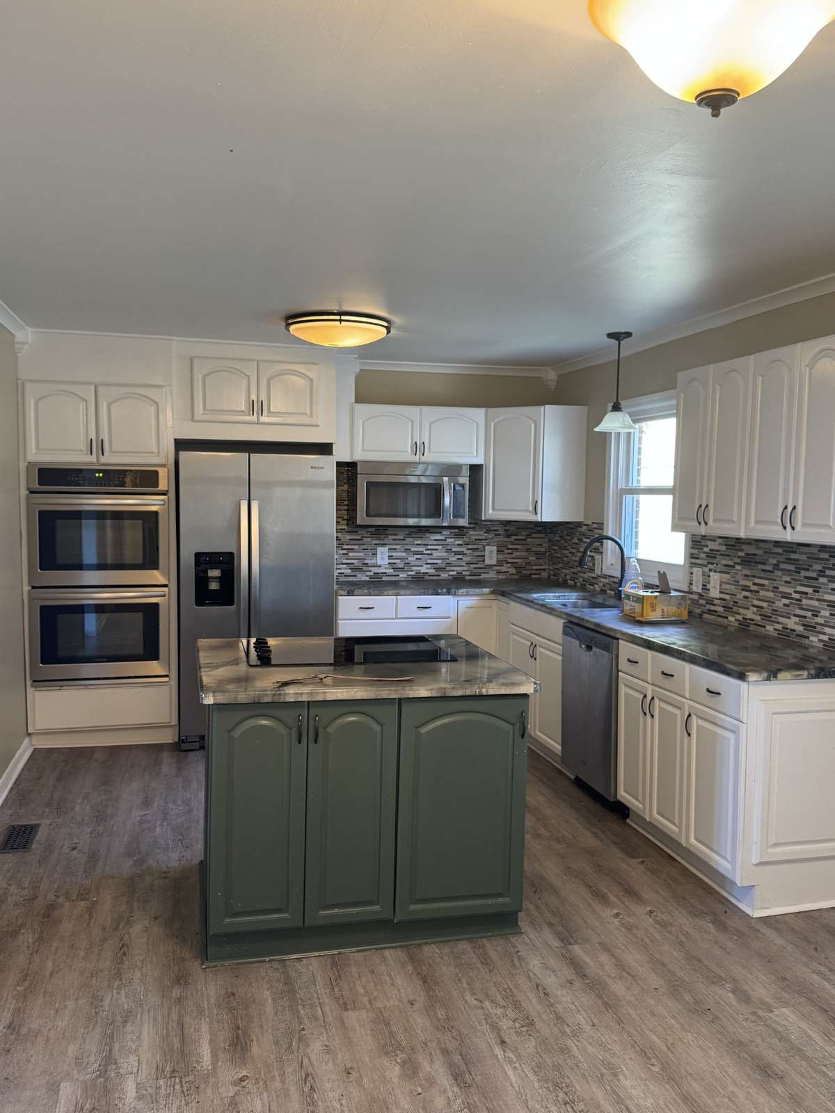 BEAUTIFUL KITCHEN WITH ISLAND AND DOUBLE OVEN