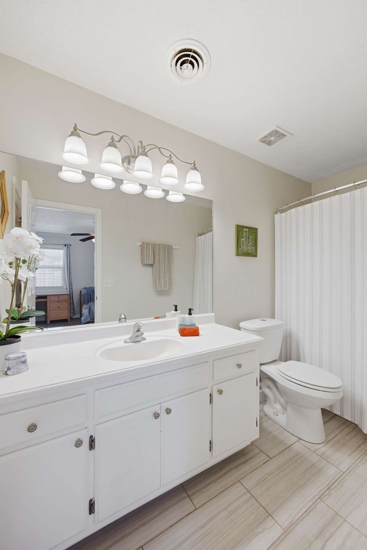 Master en suite full bath with linen closet.
