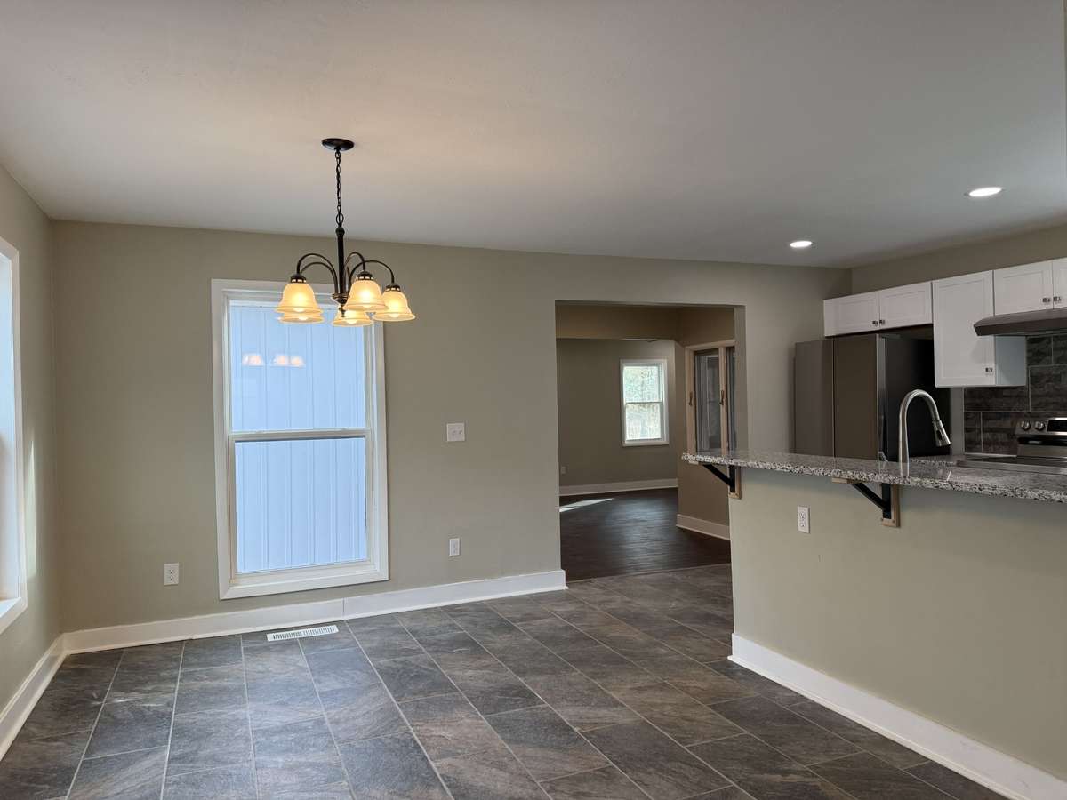 Dining area/eat-in kitchen