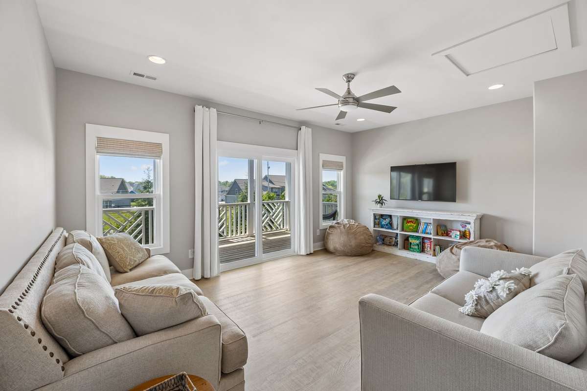 Large bonus room with private deck