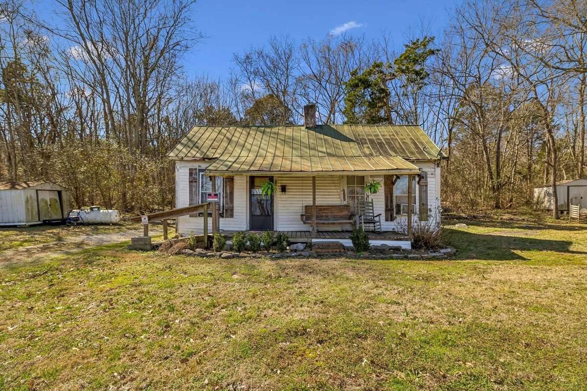 An existing 690± sq ft home built in 1932 remains on the property and is
considered to have little to no contributory value. 4025 Leanna Rd, Murfreesboro, TN 37129