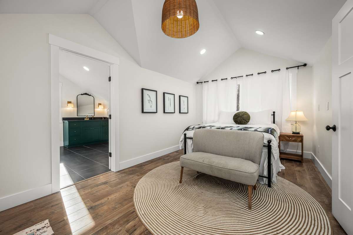 Upstairs Bedroom w/ Ensuite bathroom