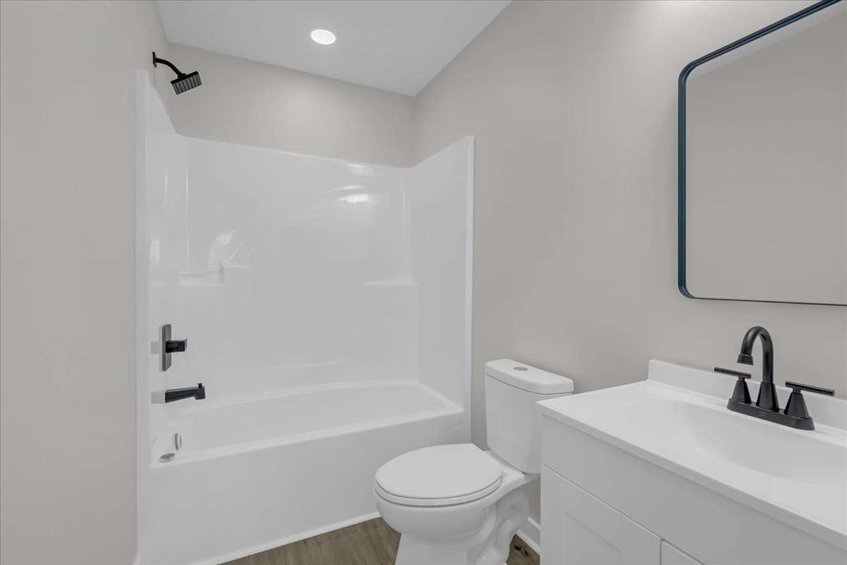 Main Bathroom with plenty of space and modern finishes!
