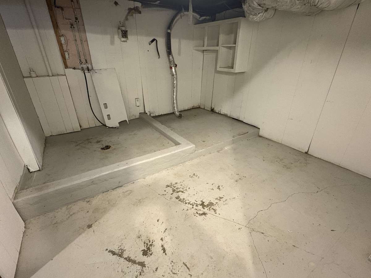 Basement Room/Laundry