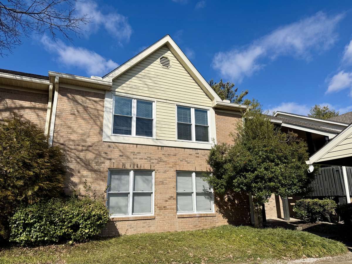 Welcome to 2429 Kennedy Ct in Franklin, TN. The Residences @ South WInd are conveniently located within walking distance of Sprouts Farmers Market, Chick-a-Filet, banks, gyms, post office and more!