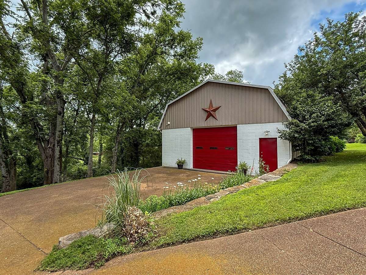 There's still more! This great shop awaits, complete with its own pit bay - a rare find in Tennessee properties.