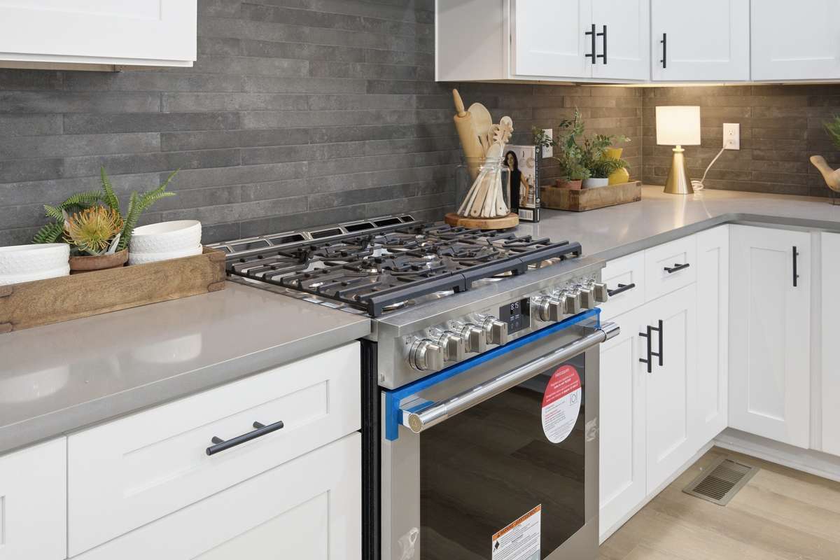 Gas range with cooktop with griddle option for those amazing home-cooked meals.