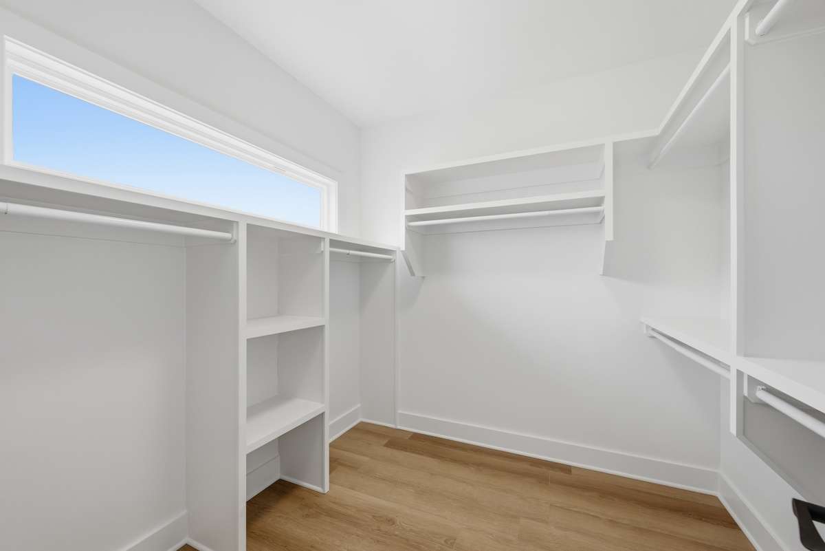 Oh those lovely built-in shelves!