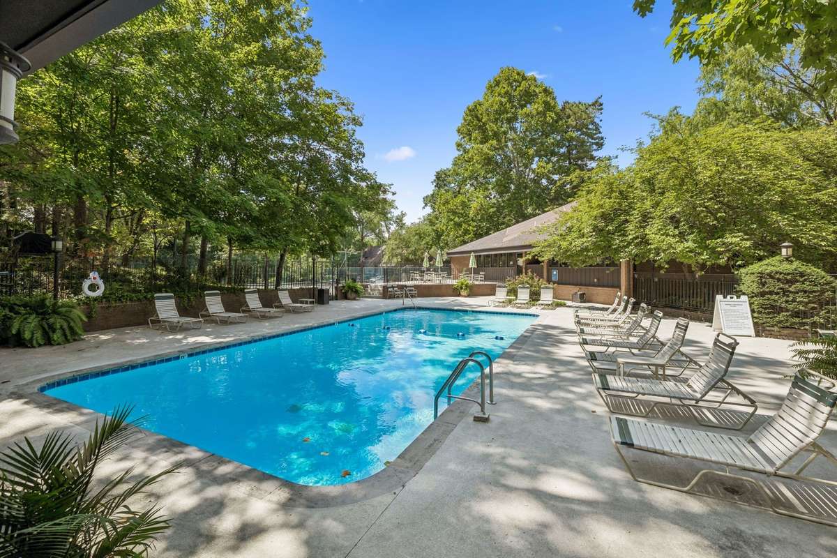 Community pool next to Guest Community House for gatherings !