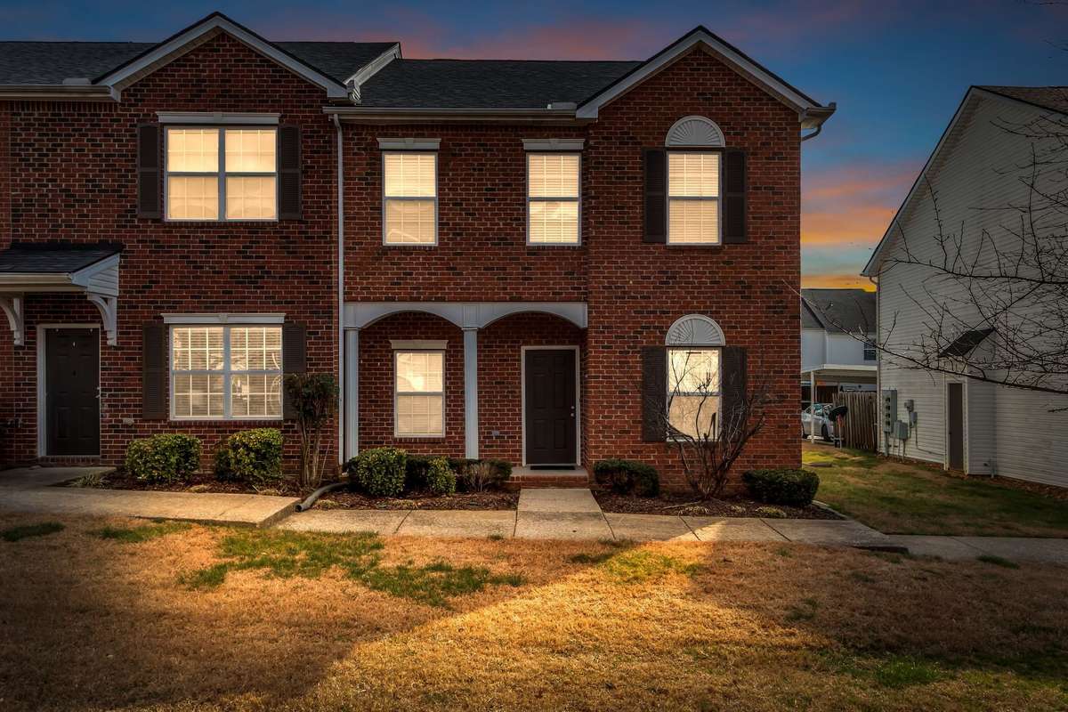 Beautiful End-Unit Townhome