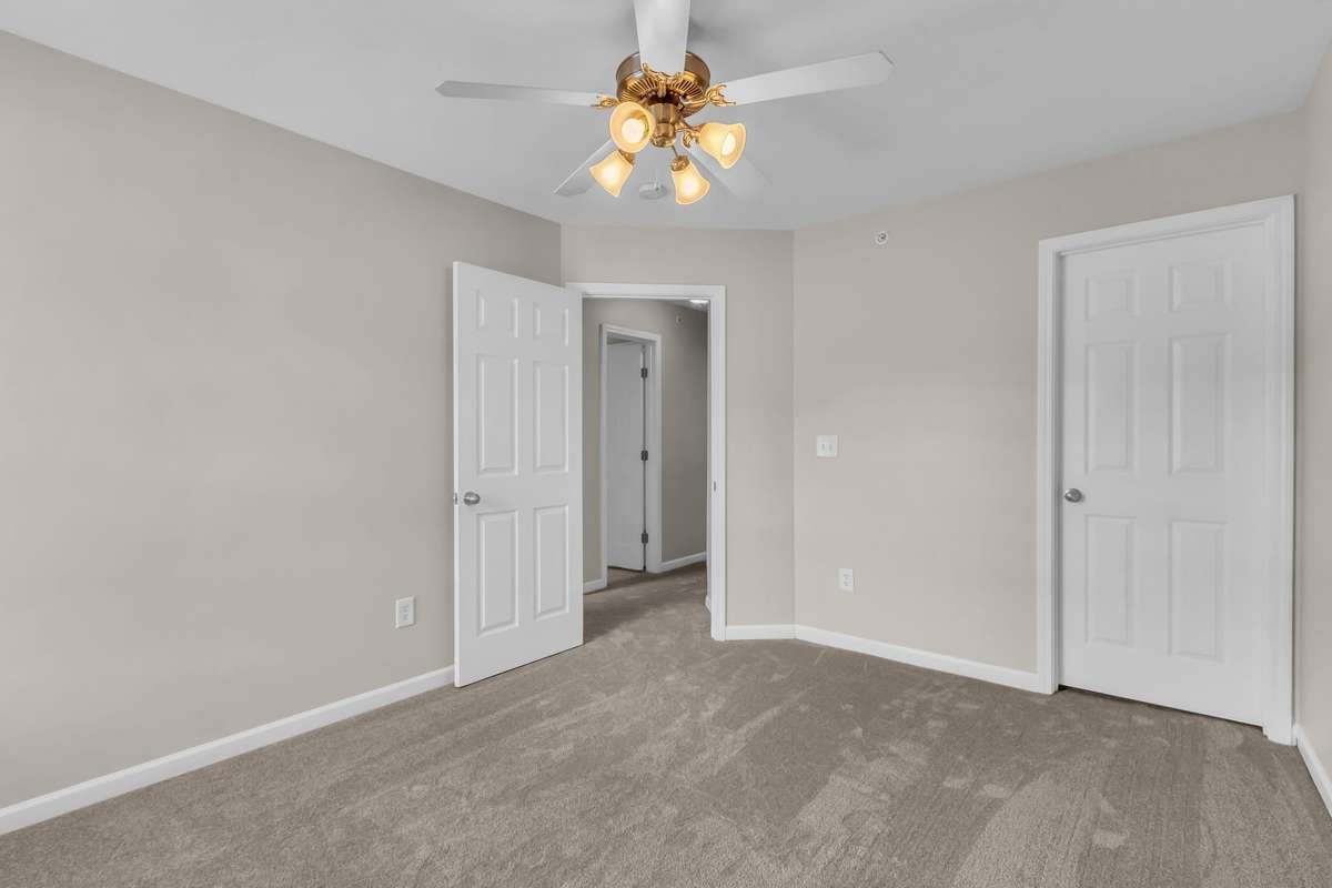 Extra Large Bedroom with Walk-in Closet