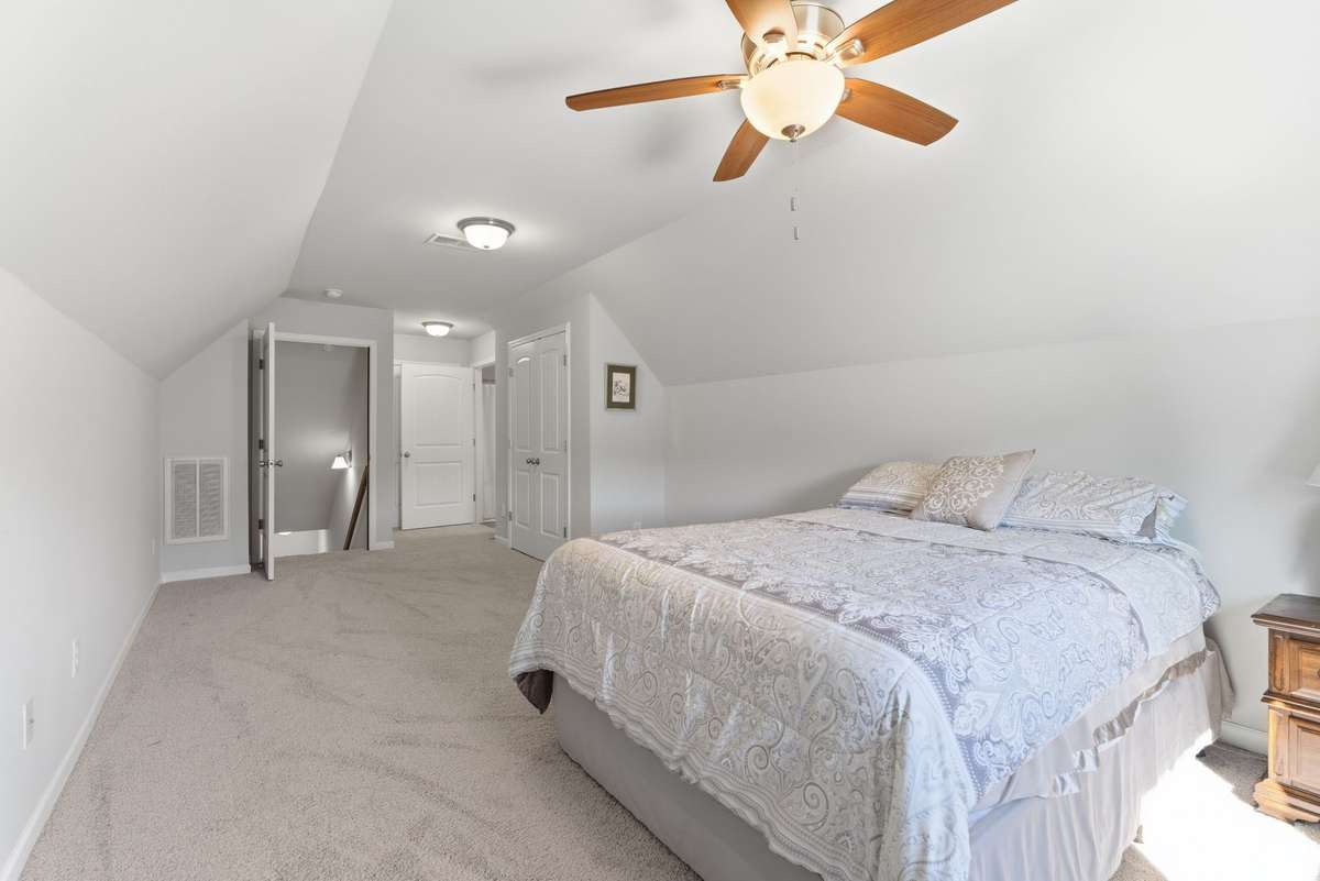 Bonus room with full bath being used as 4th bedroom  / guest room