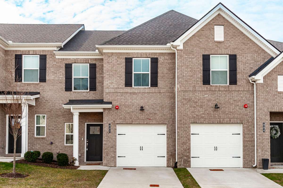 Welcome home to 204 Douglas Bend Rd. Unit #903 in Harbor Crossing located in Gallatin, Tn