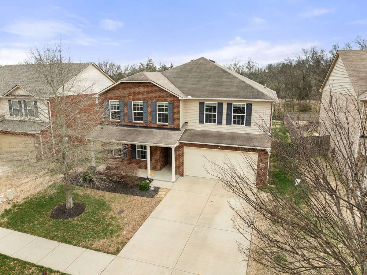Welcome to 1003 Benwick Rd in Hendersonville, TN