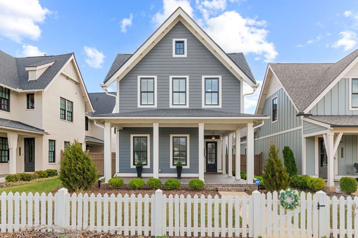 Welcome to 2620 Buckner Ln. in the heart of June Lake subdivision!