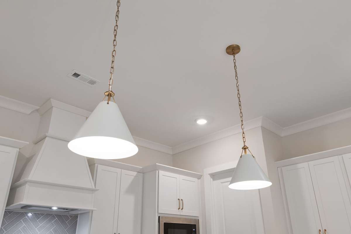 Bright and white kitchen luminaries.