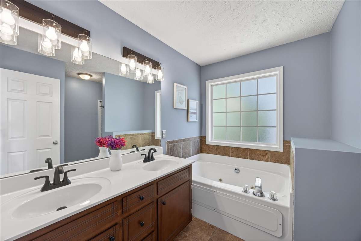 Primary Bathroom w/ Jetted Tub