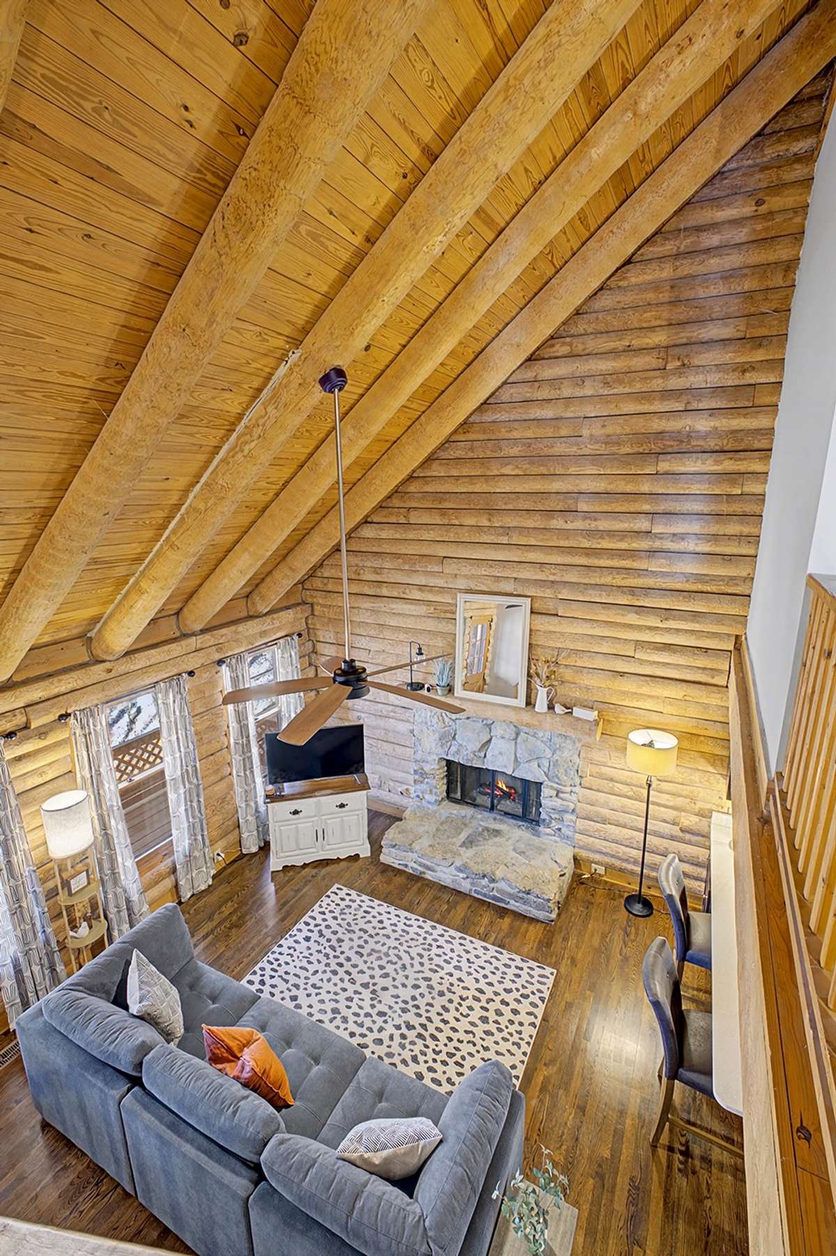 Wow living space w/2 story vaulted ceiling