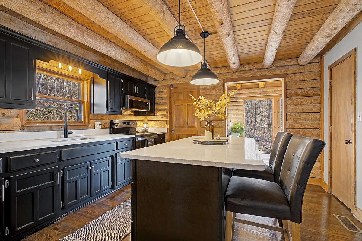Island w/breakfast bar w/new lighting