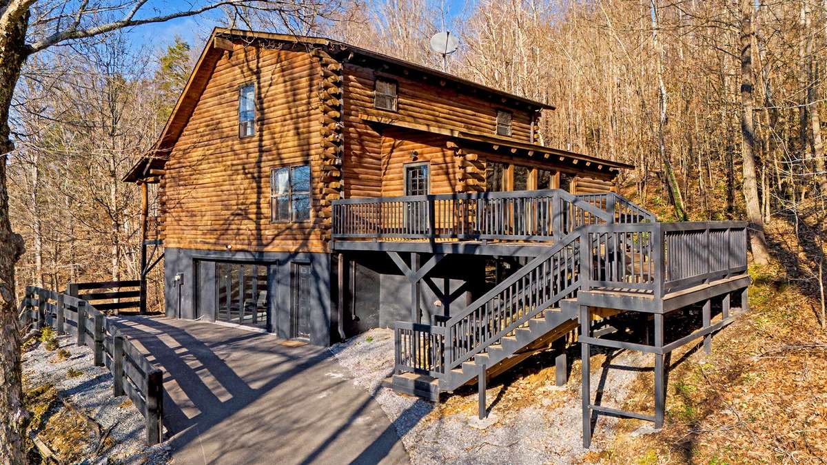 The charm of a log cabin with the modern finishes of a renovated home