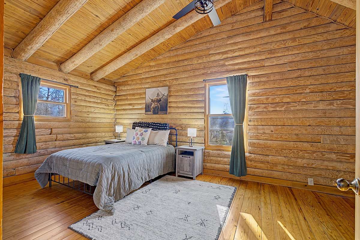 Upstairs primary bedroom w/vaulted ceiling