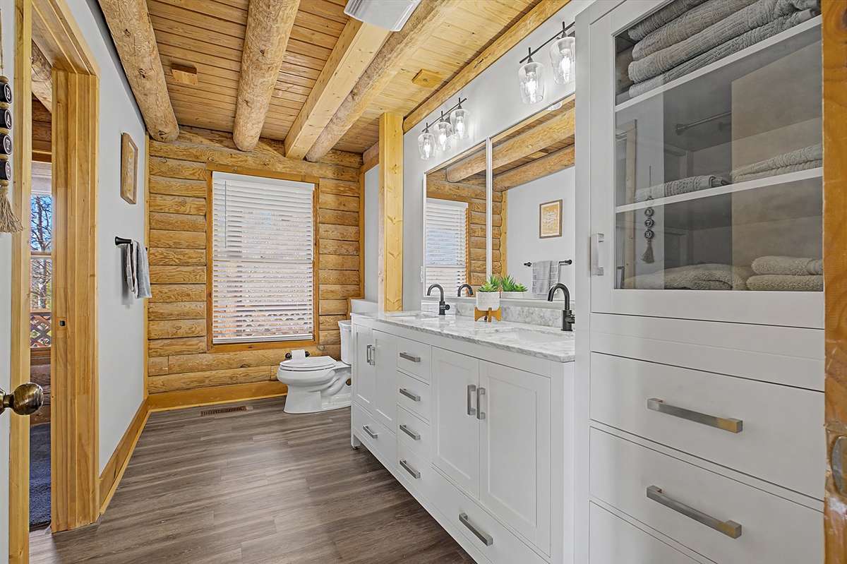 En-suite renovated bathroom w/double sinks + walk-in closet