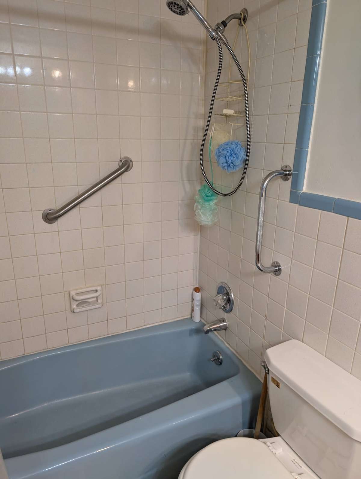 Another view of the bathroom.