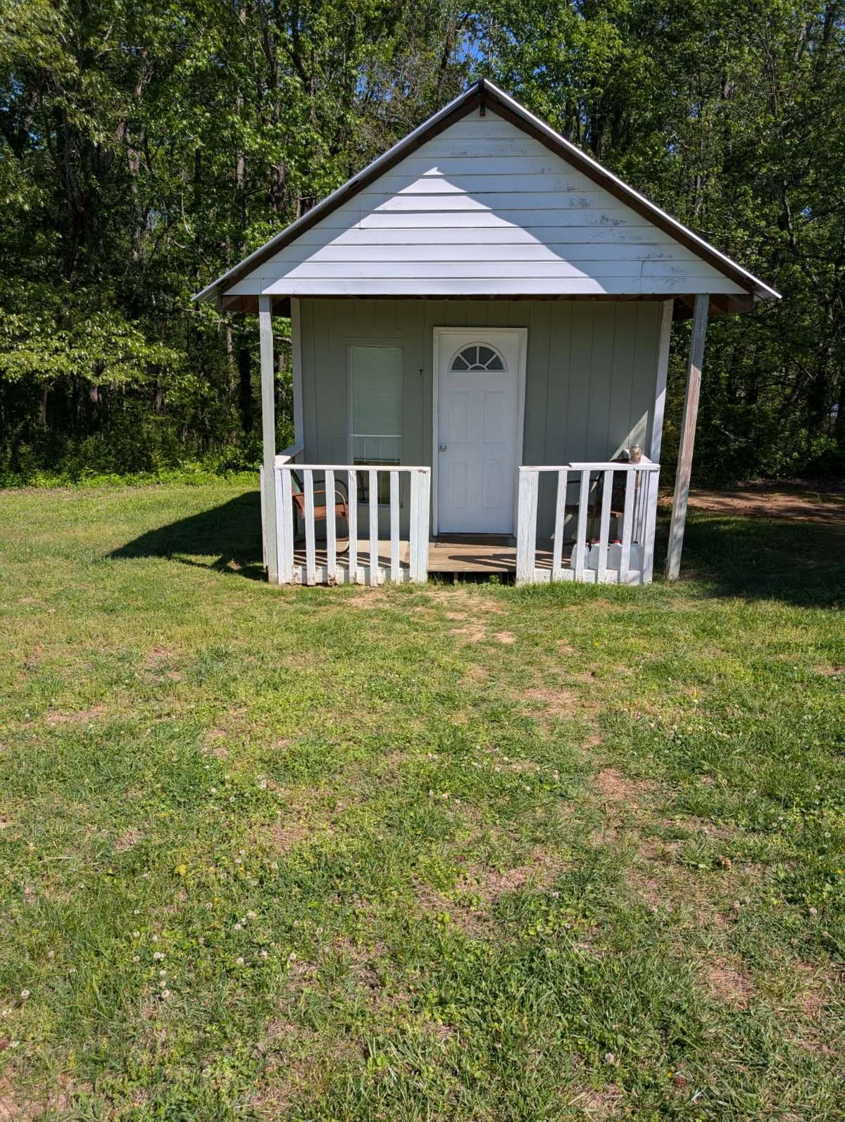 Small building. Good for small living quarter, studio or man/woman cave.
