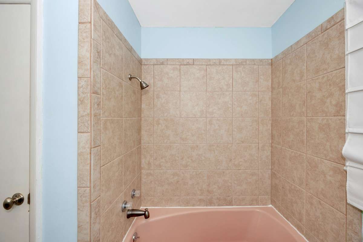 Full Bath- tile flooring, tub/shower combo