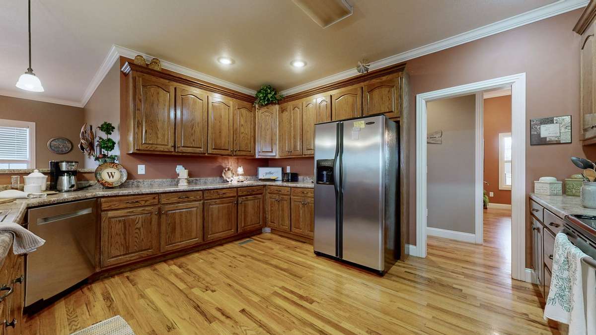 Stunning oak cabinets!