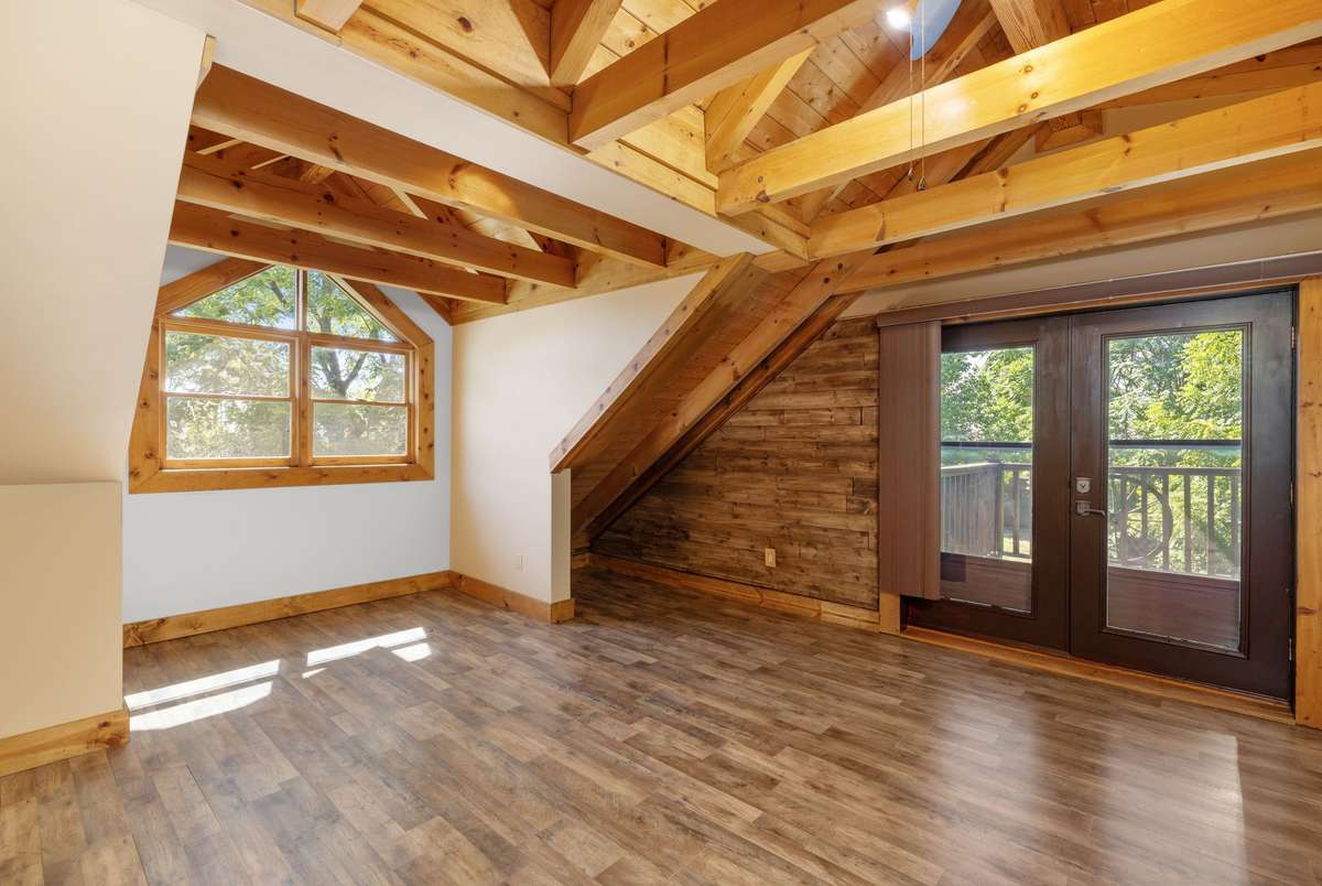 Upstairs bedroom #3 with attached full bath with jetted tub - balcony overlooks Center Hill Lake