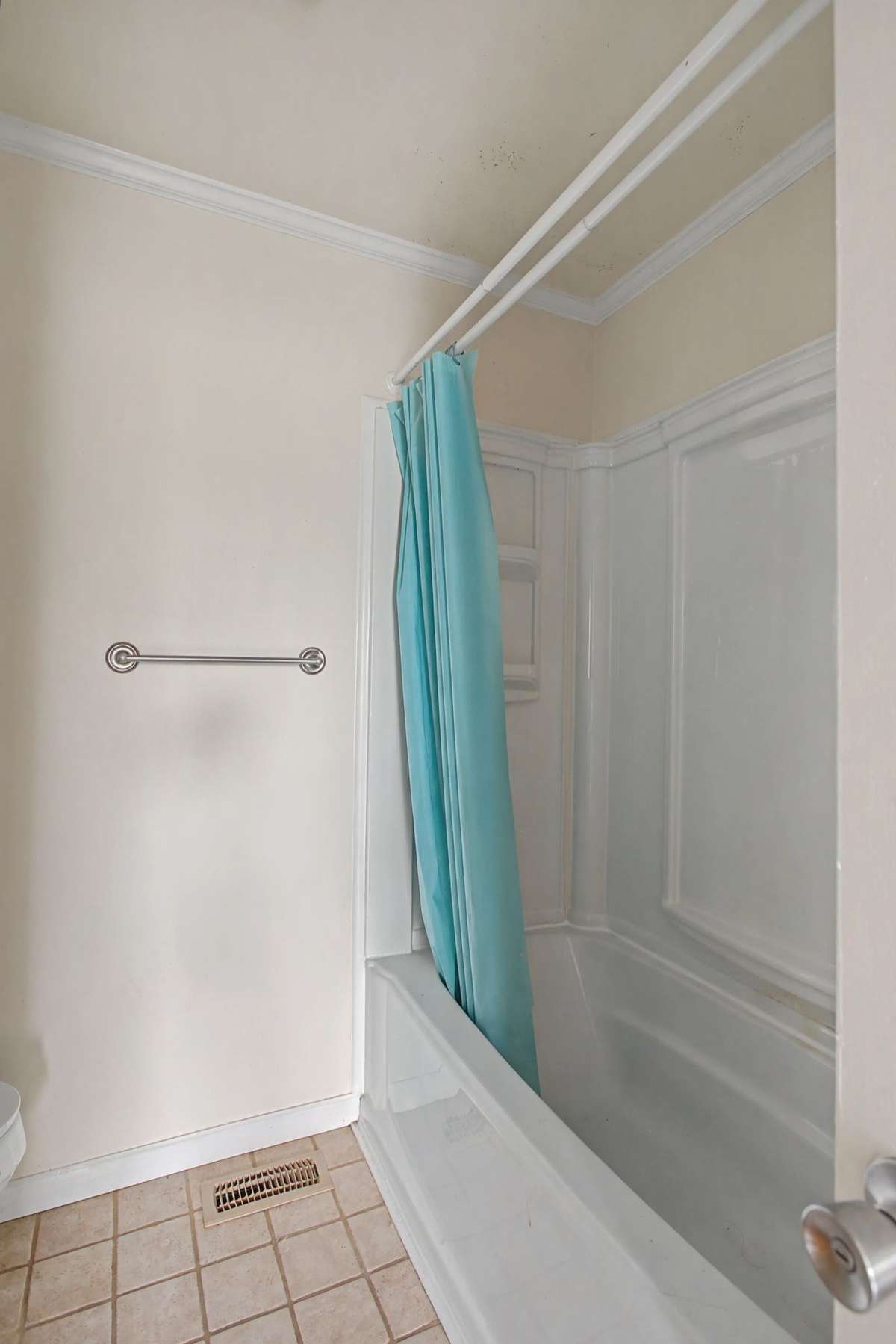 No need for Amazon shelving in this thoughtfully designed shower!