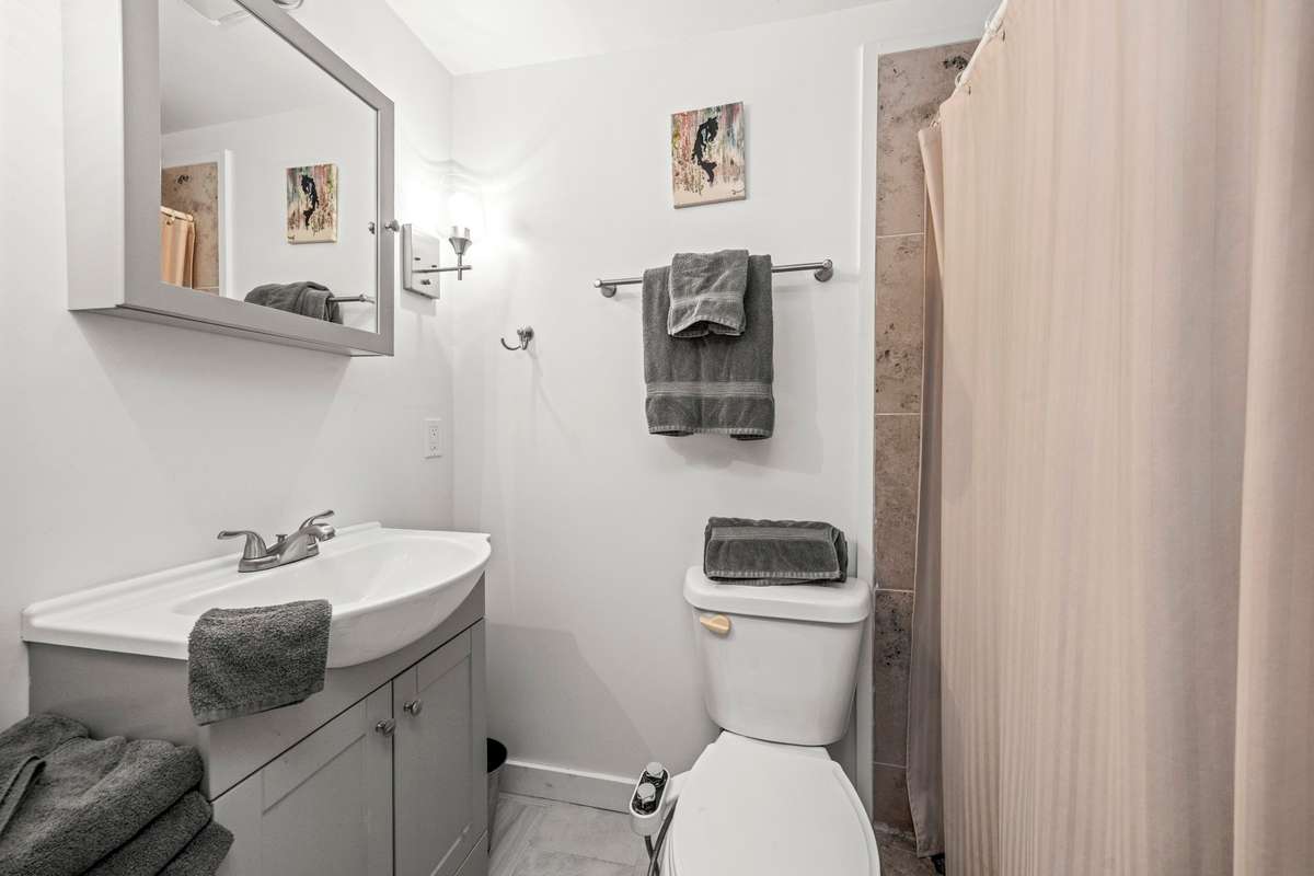 Private bathroom with the main bedroom.