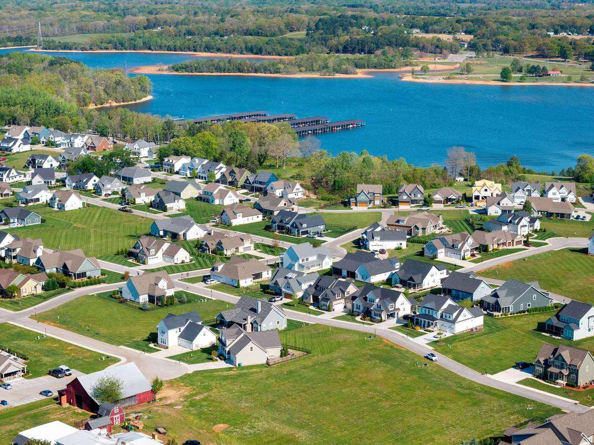Close proximity to the marina—perfect for boating, kayaking, and enjoying everything lake life has to offer.