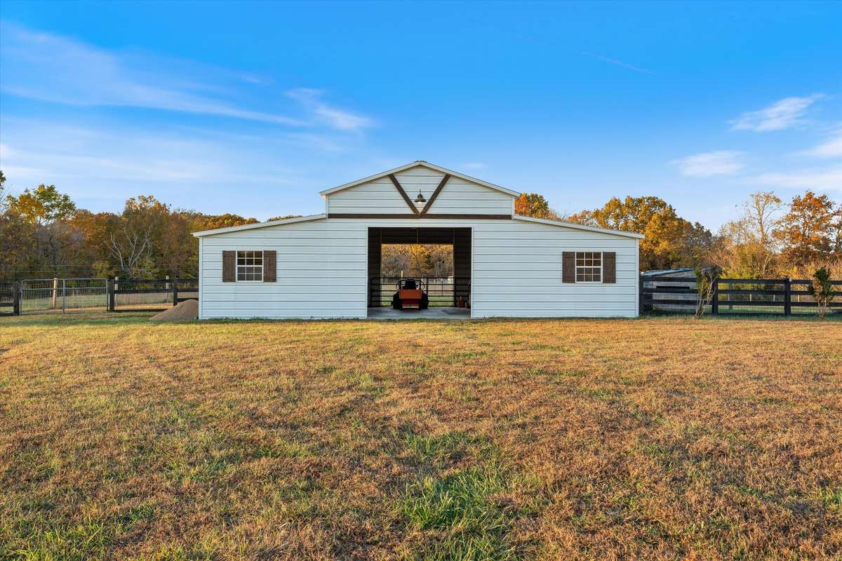 1260 sq ft barn with 3 stalls