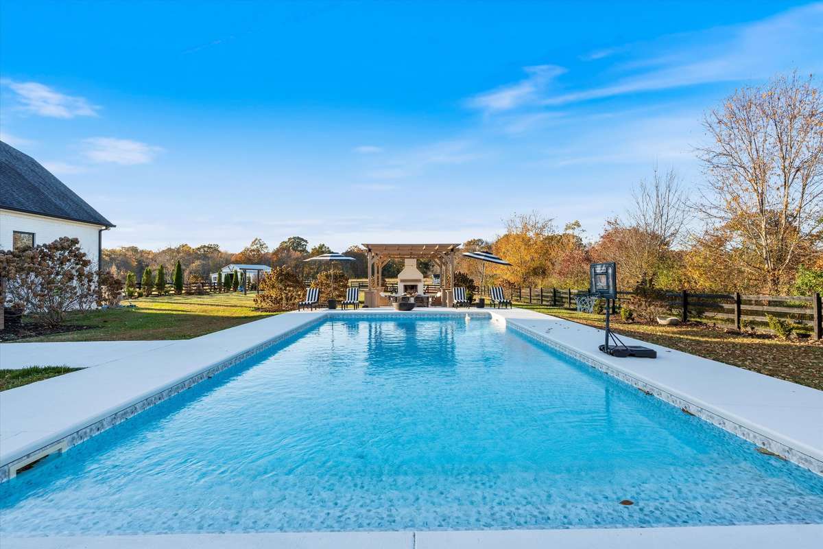 Extended pool width concrete entry steps