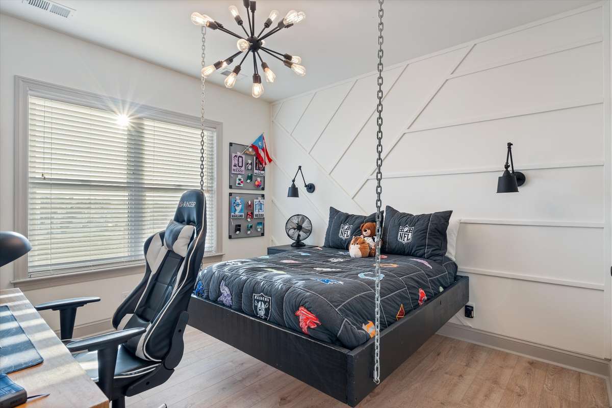Bedroom 2- built-in bed can stay or be removed.
