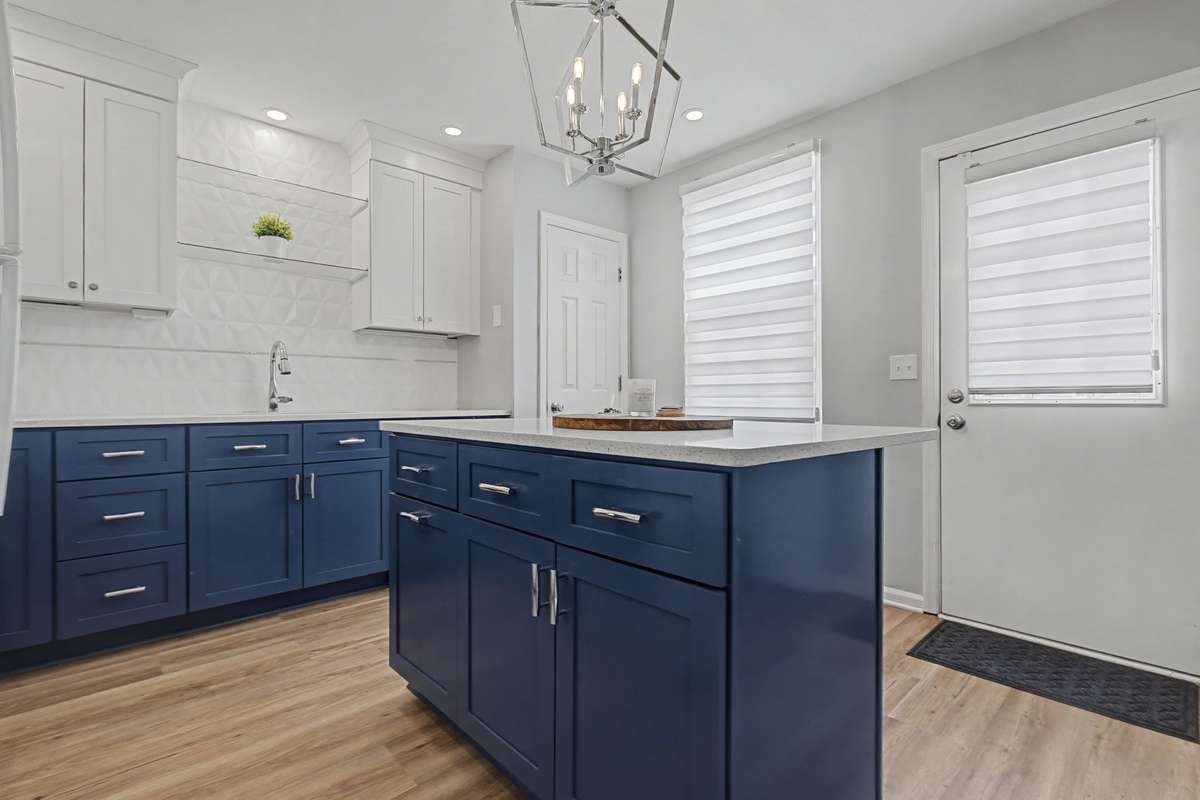 This stunning blue color instantly makes the kitchen pop as you enter, harmonizing beautifully with everything else. It’s so captivating that you absolutely must see it in person.